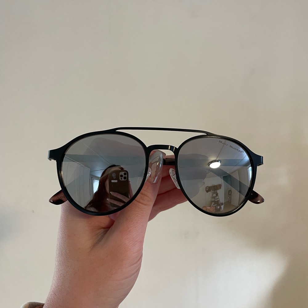 Chic Black Aviator Sunglasses